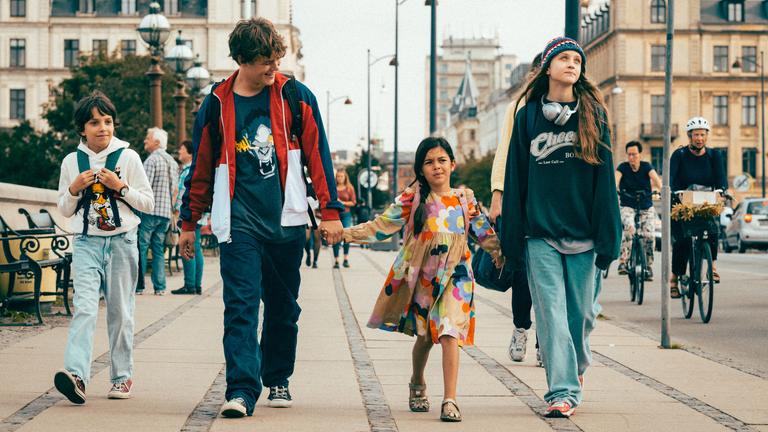 Die vier Geschwister Kirk, Tristan, Petra und Katinka laufen durch die Straße