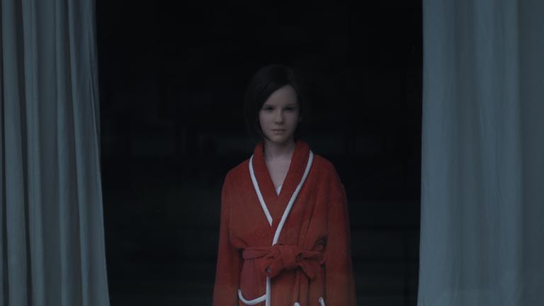 "The Trouble With Being Born / Die Last geboren zu sein": Android Elli (Lena Watson) steht im Bademantel in einem dunklen Raum vor einem Vorhang.