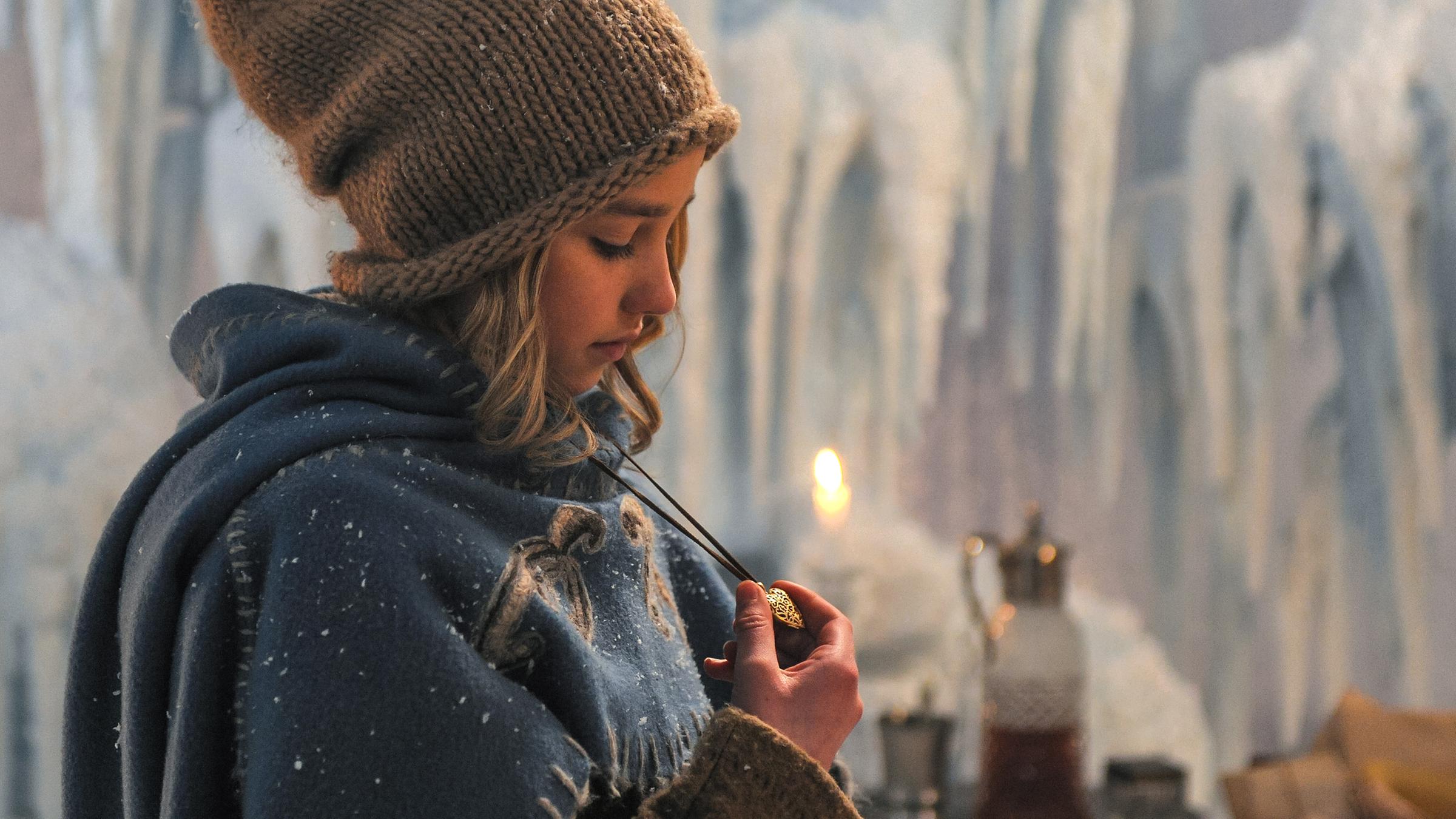 "Die Legende vom Weihnachtsstern": Sonja (Vilde Marie Zeiner) steht in der Eishöhle und schaut sich ihre goldene Kette an.