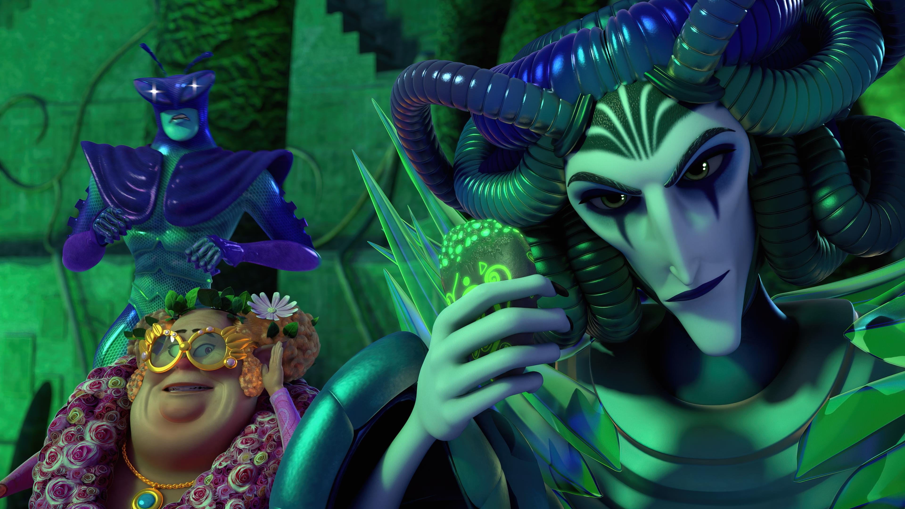 In einer dämmrigen Höhle: Lord Drakon lauscht in seinen sprechenden Stein, den er in der rechten Hand hält. Etwas hinter ihm stehen Rixel und Dax, die ihm aufmerksam zusehen.