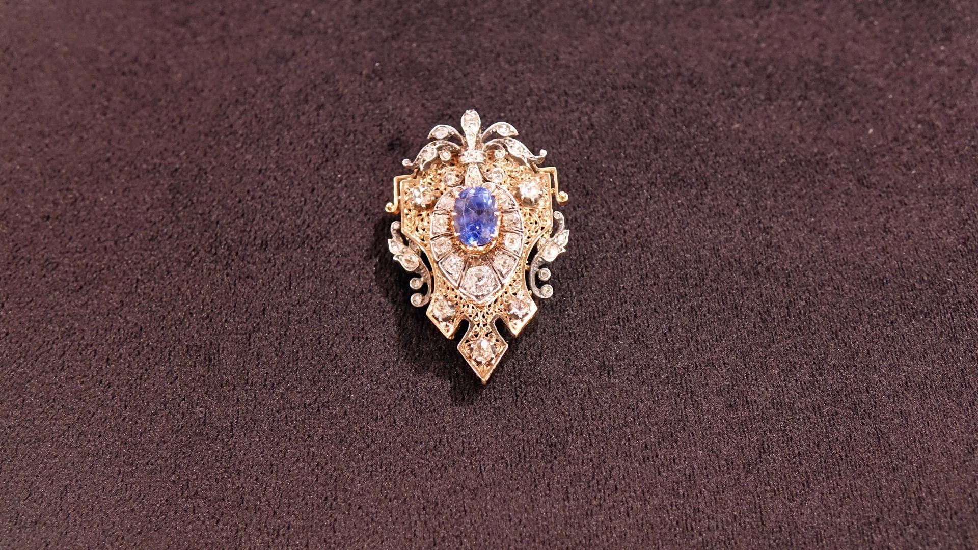 Eine Brosche aus dem Jahr 1870 mit Diamanten und einem blauen Saphir in der Mitte