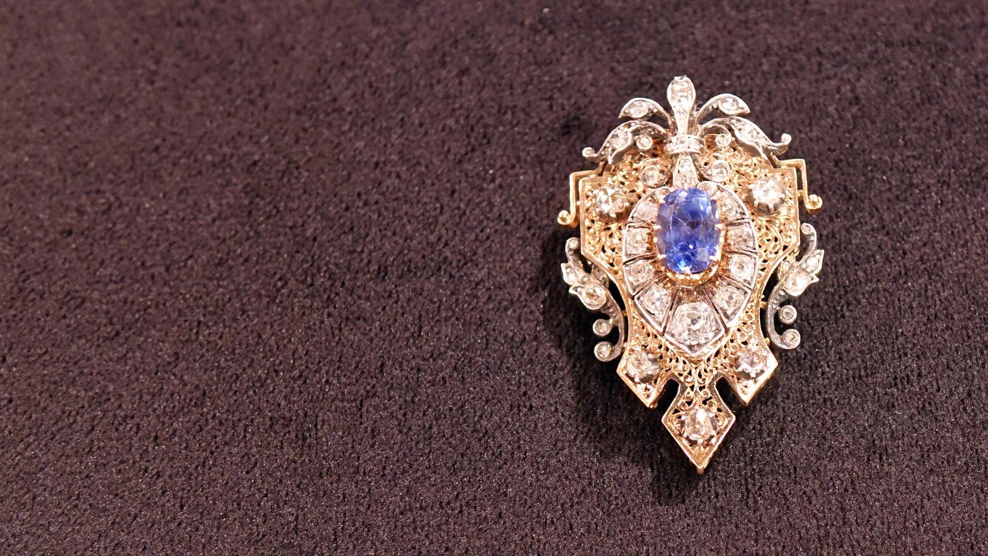 Eine Brosche aus dem Jahr 1870 mit Diamanten und einem blauen Saphir in der Mitte