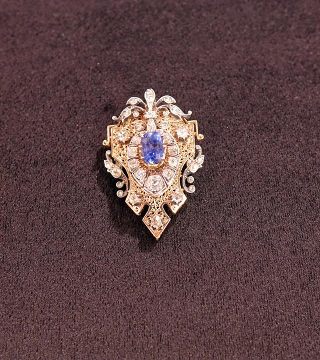 Eine Brosche aus dem Jahr 1870 mit Diamanten und einem blauen Saphir in der Mitte