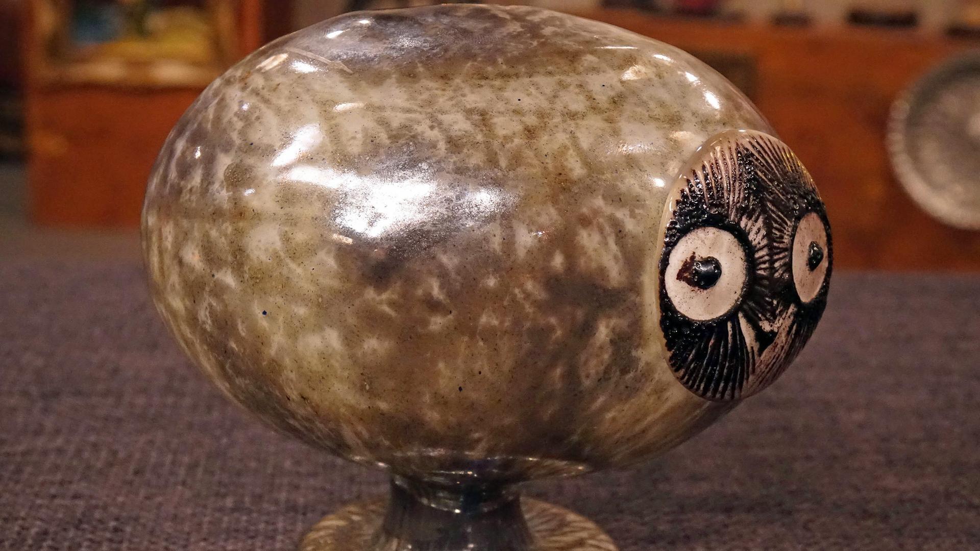 Eine Eulenfigur aus mundgeblasenem Glas