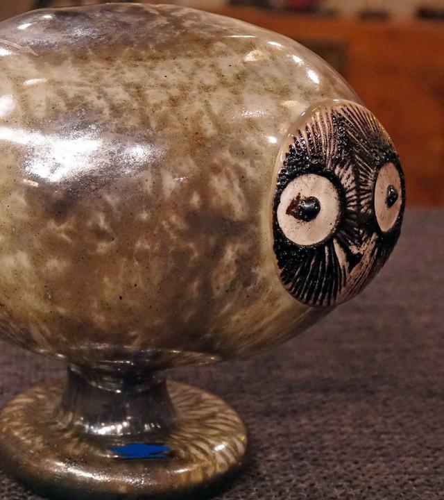 Eine Eulenfigur aus mundgeblasenem Glas