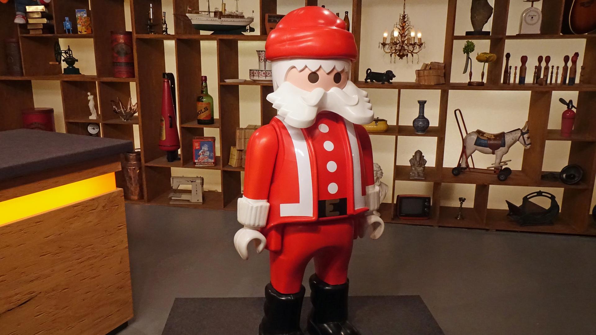 Ein riesengroßer Weihnachtsmann von Playmobil.