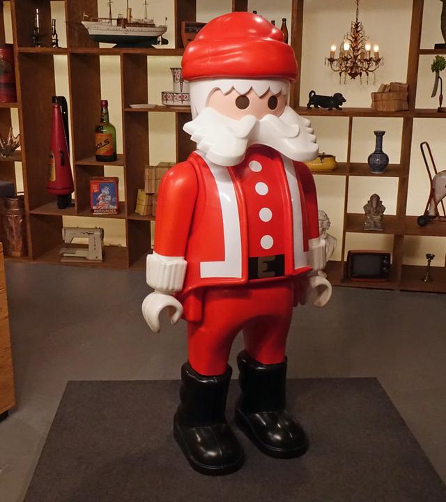 Ein riesengroßer Weihnachtsmann von Playmobil.
