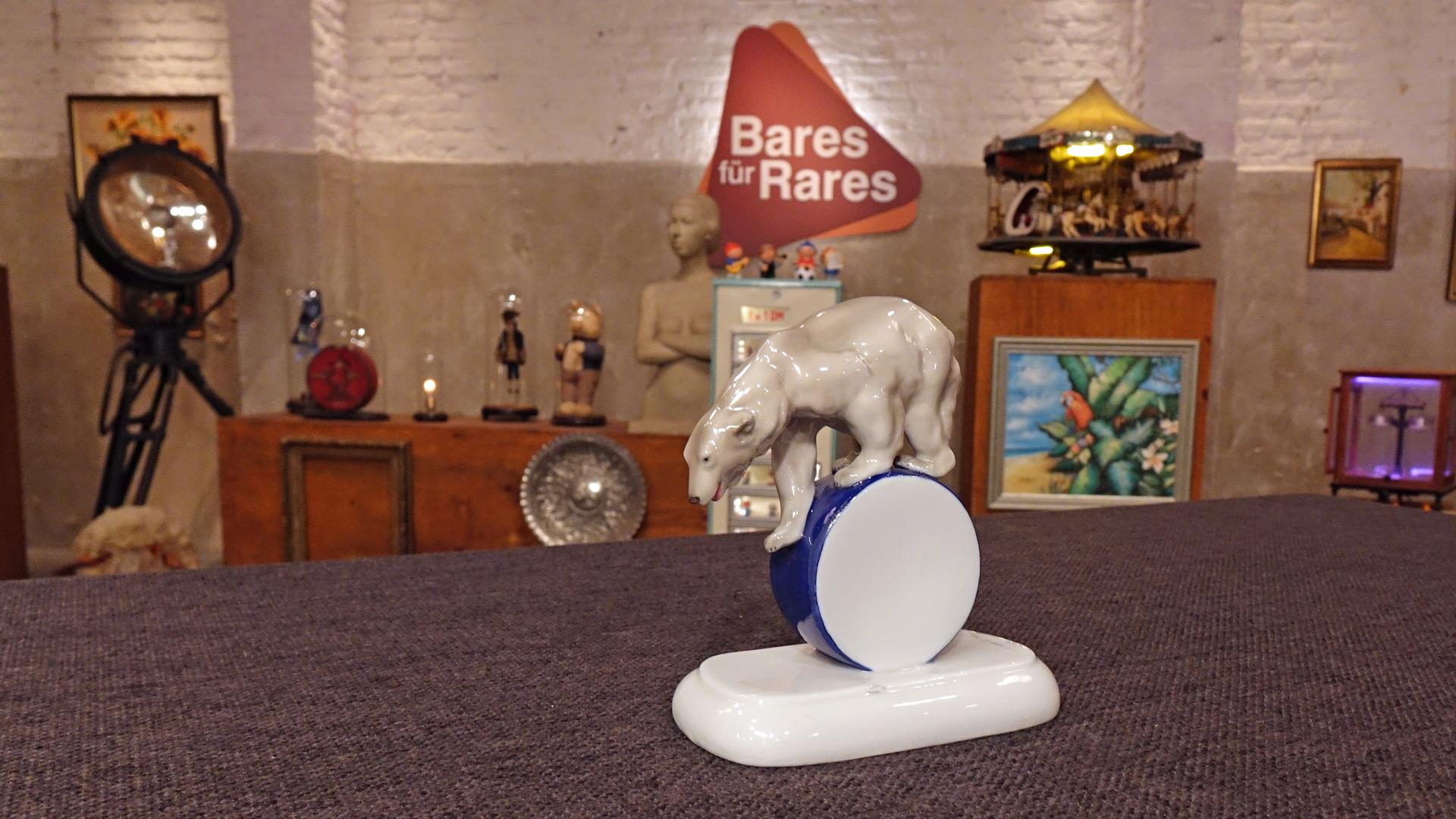 Ein antiker Eisbär aus Porzellan auf einer Rolle