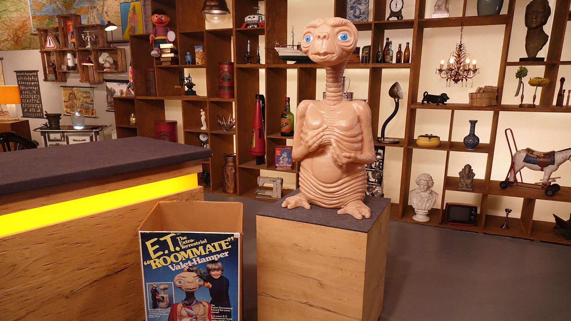 E.T. in Originalgröße auf eine Stehle im Expertisenraum. Originalkarton auch im Bild.