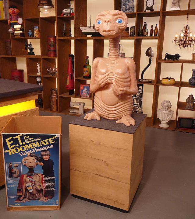 E.T. in Originalgröße auf eine Stehle im Expertisenraum. Originalkarton auch im Bild.