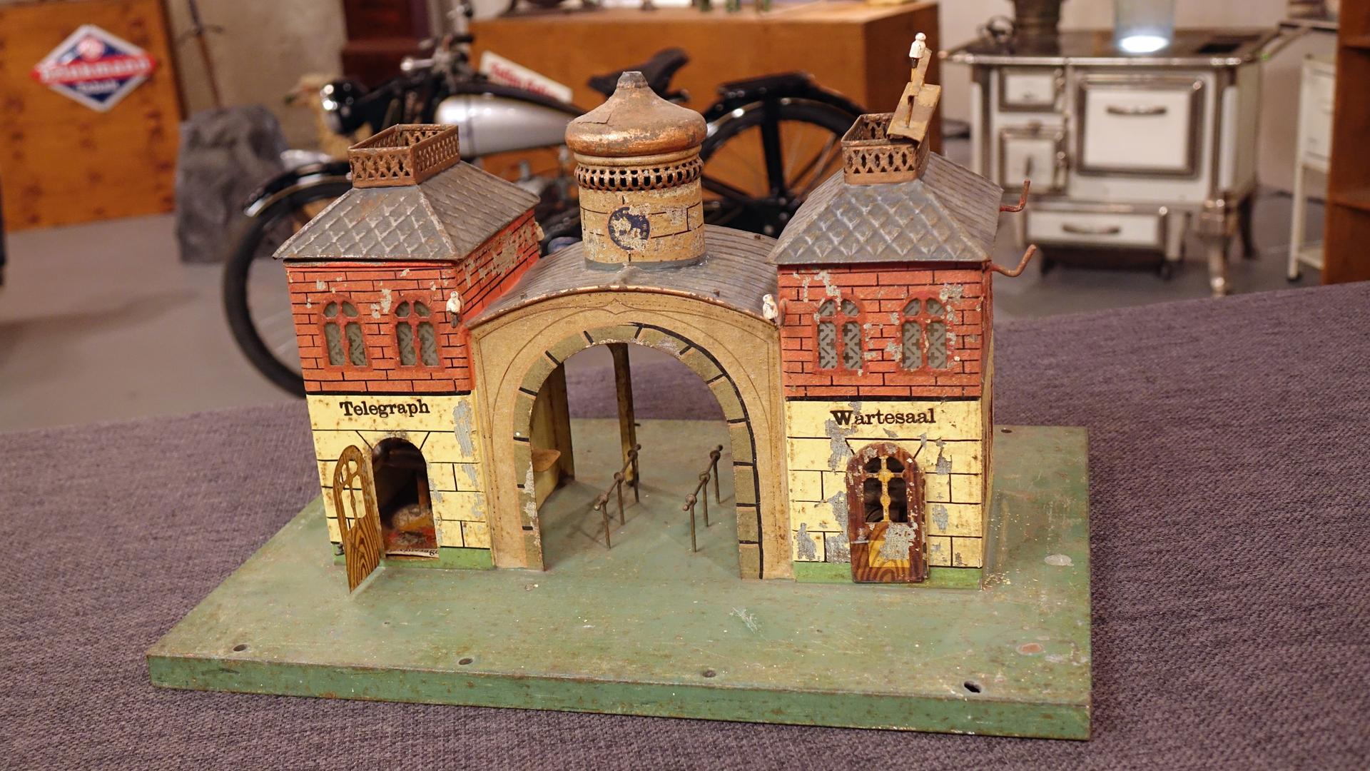 Alter, bunter Miniaturbahnhof aus Blech der firma Märklin.