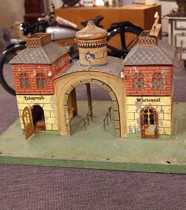 Alter, bunter Miniaturbahnhof aus Blech der firma Märklin.