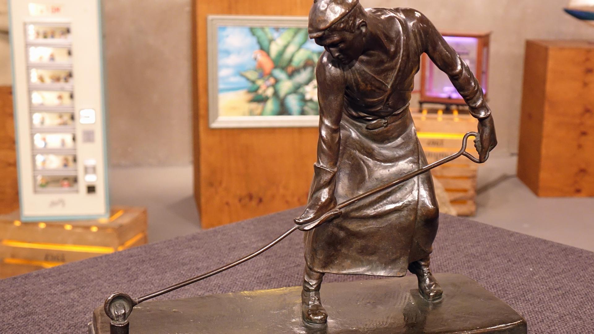 Ein Metallgießer als Bronzefigur