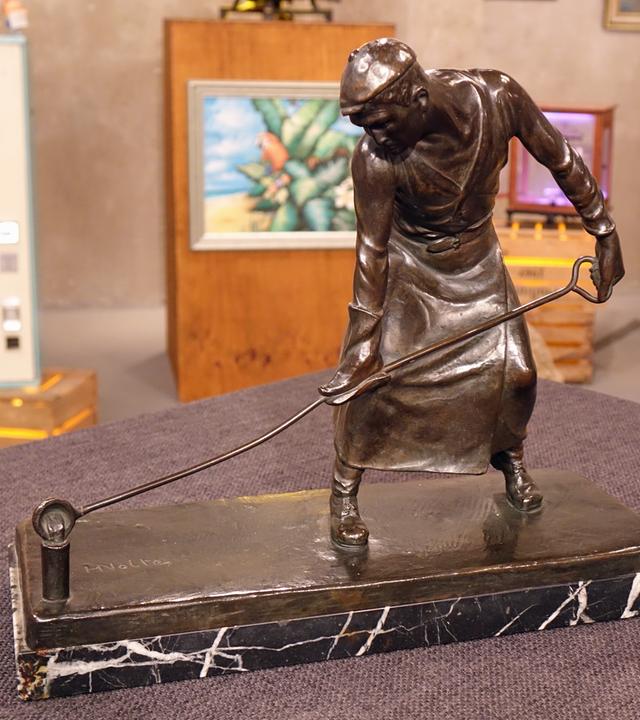 Ein Metallgießer als Bronzefigur