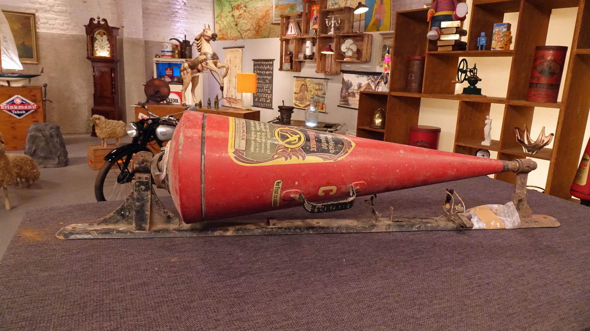 Große, tubenförmige Feuerlöschtüte mit Rostspuren.