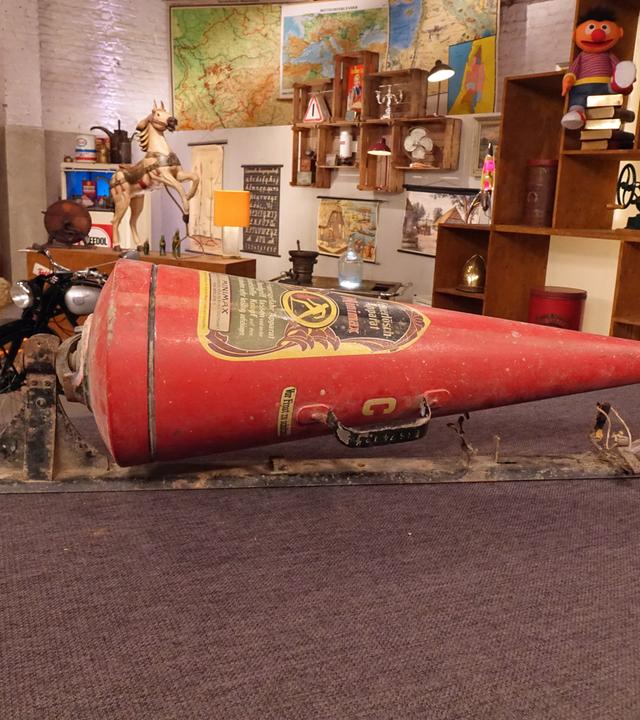 Große, tubenförmige Feuerlöschtüte mit Rostspuren.