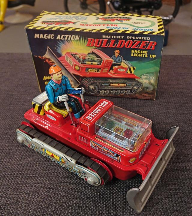 Kleiner, roter Bulldozer mit Fahrer aus Blech und Originalverpackung.