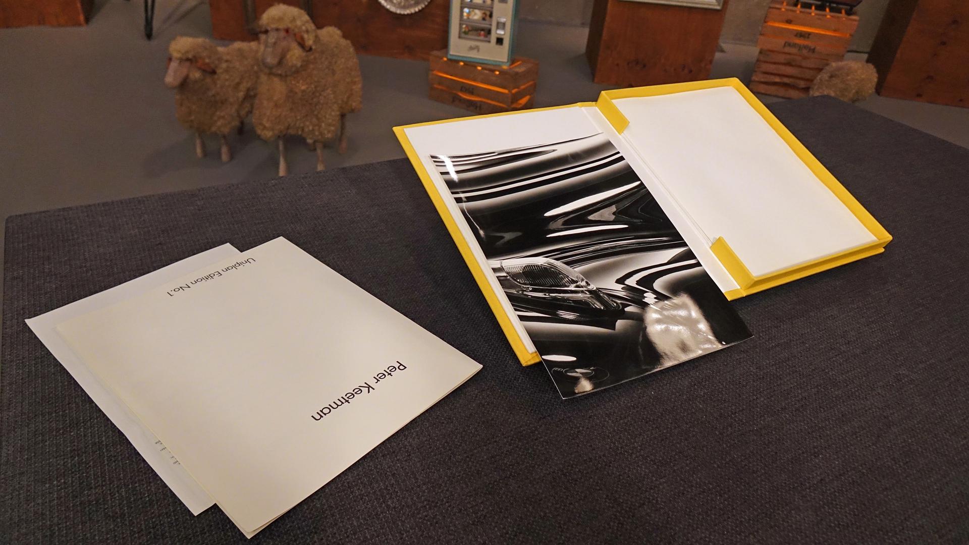 Kotflügelportrait eines BMW des Künstlers Peter Keetman in einer Mappe.