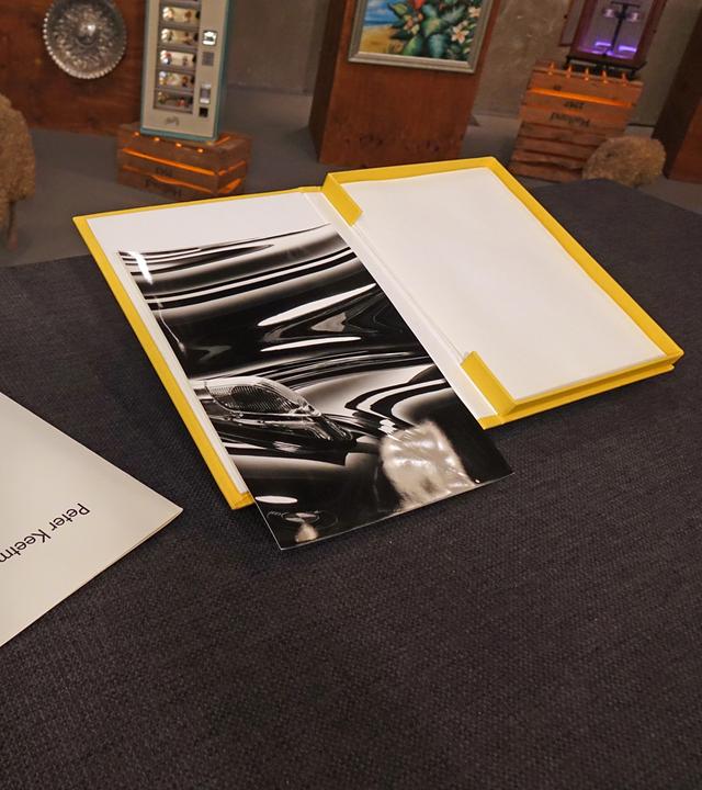 Kotflügelportrait eines BMW des Künstlers Peter Keetman in einer Mappe.