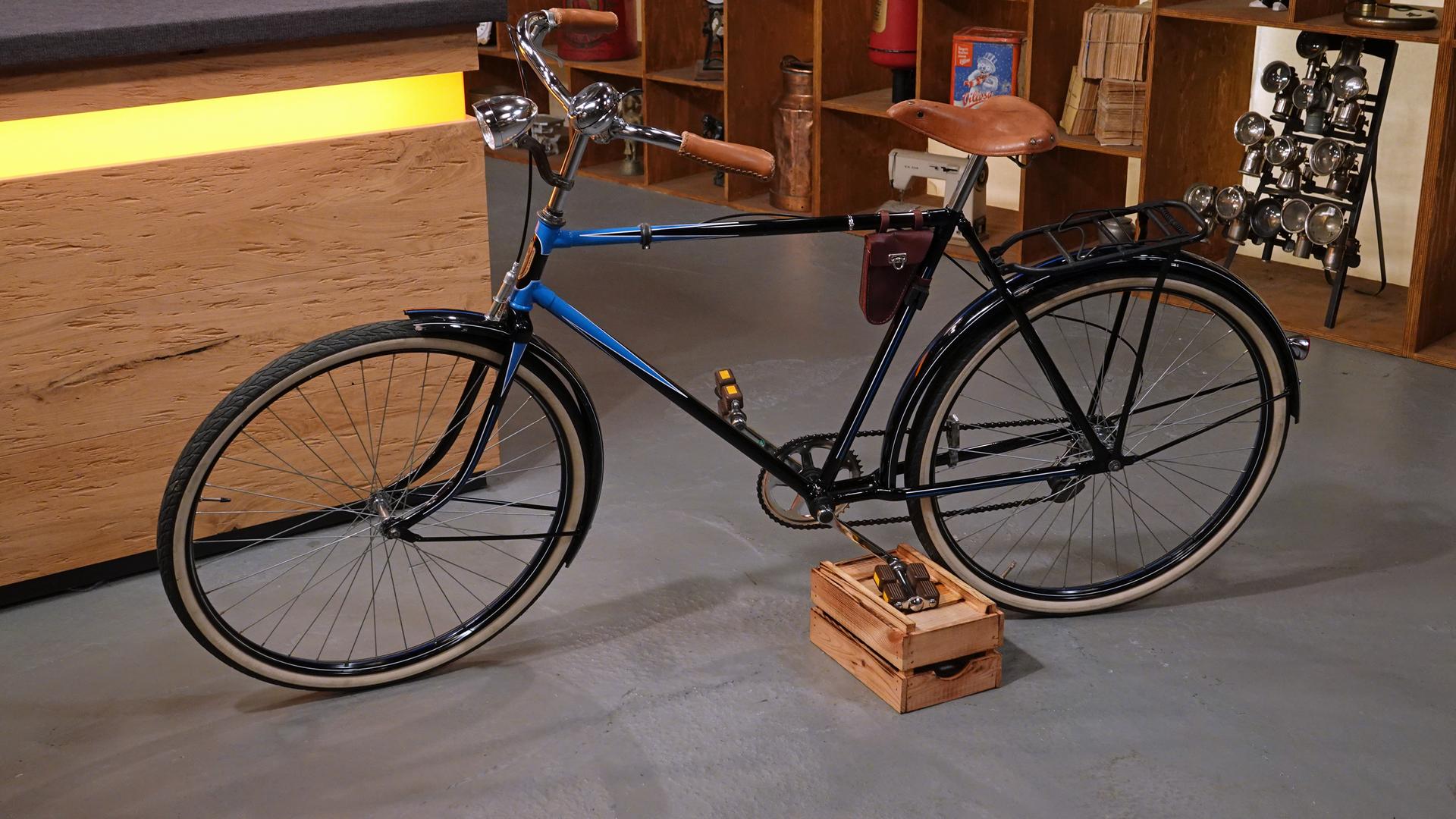 Ein Simson-Tourenfahrrad aus dem Jahre 1953 im Expertisenraum.