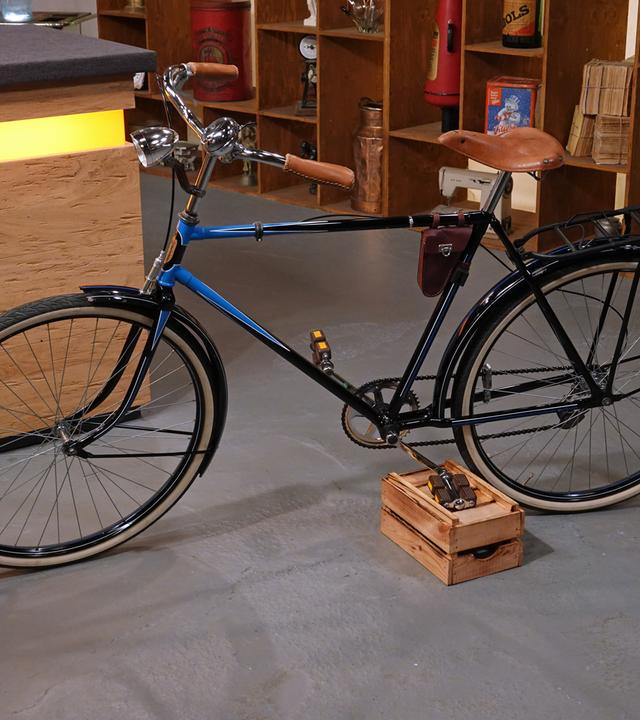 Ein Simson-Tourenfahrrad aus dem Jahre 1953 im Expertisenraum.