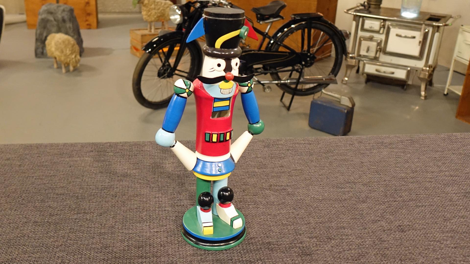 Ein farbenfroher Otmar-Alt-Nussknacker.