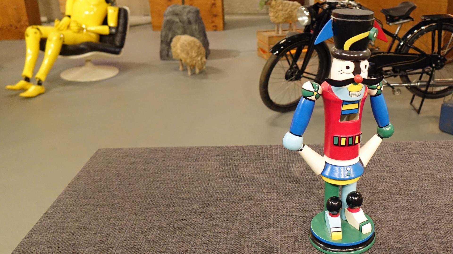 Ein farbenfroher Otmar-Alt-Nussknacker.