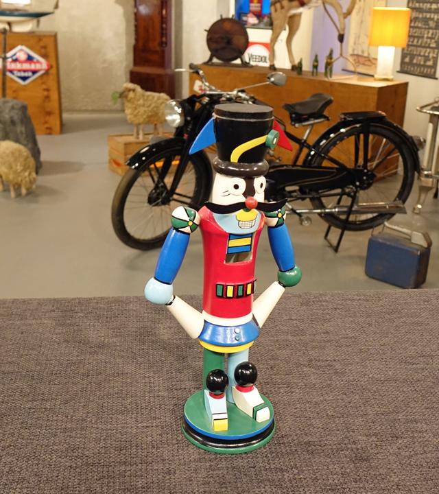 Ein farbenfroher Otmar-Alt-Nussknacker.