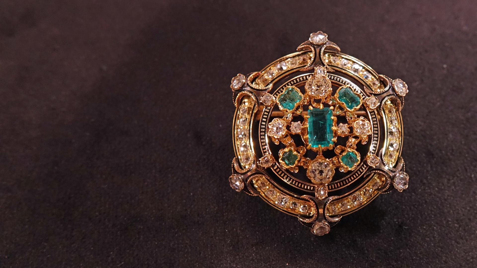 Eine smaragdgrüne, diamantbesetzte und meisterlich gefertigte Biedermeierbrosche aus dem Jahr 1870.