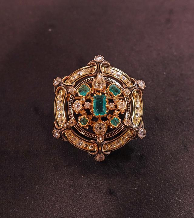 Eine smaragdgrüne, diamantbesetzte und meisterlich gefertigte Biedermeierbrosche aus dem Jahr 1870.