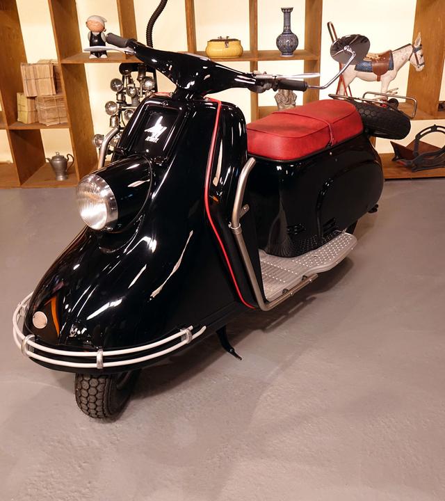 Motorroller der Marke Heinkel aus dem Jahre 1957 in schwarz.