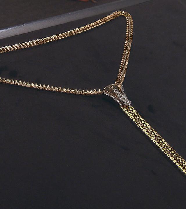 Massives Collier aus Gold in Reißverschlussform.