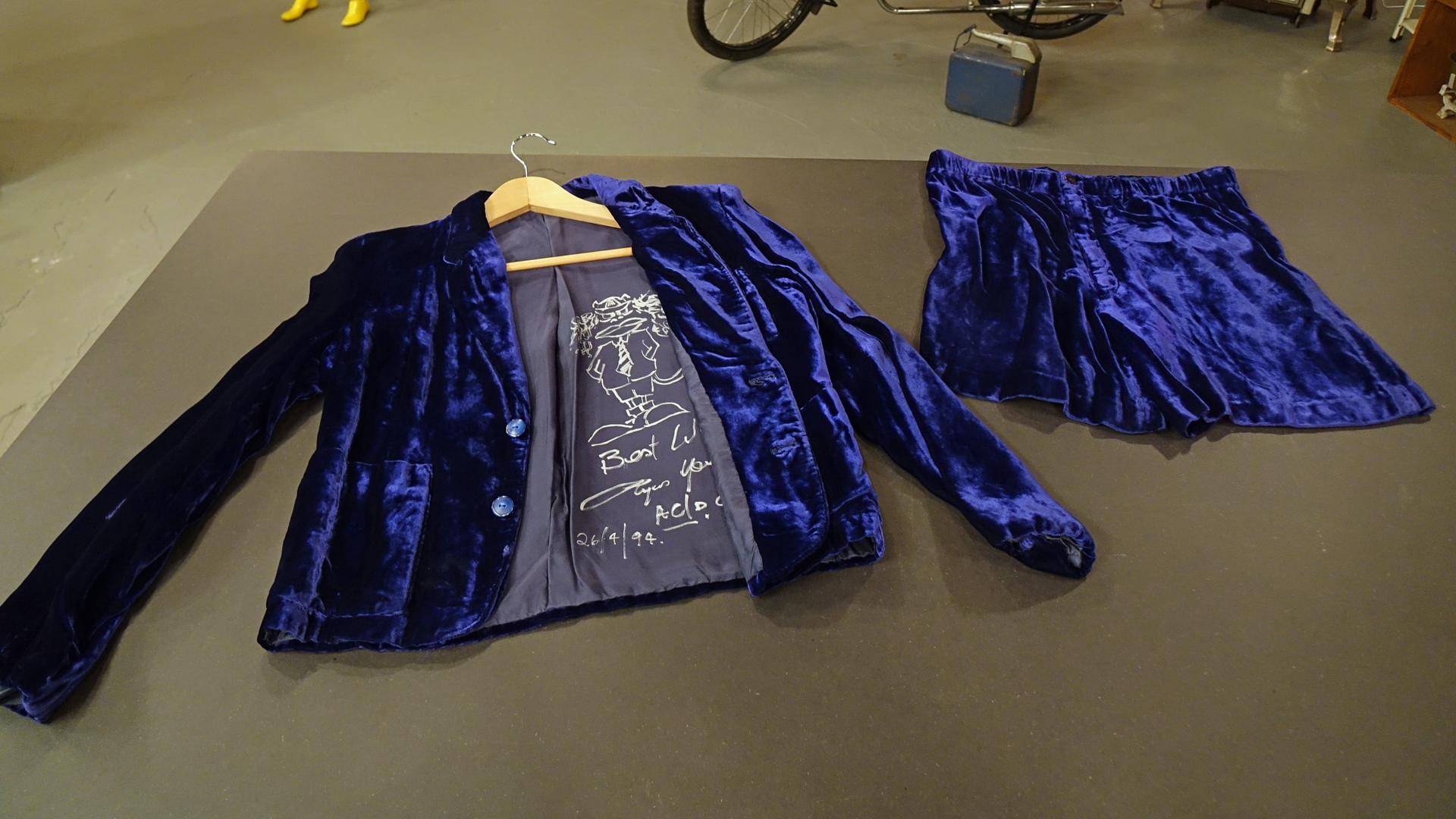 Ein Bühnenanzug von Angus Young aus dem Jahr 1994