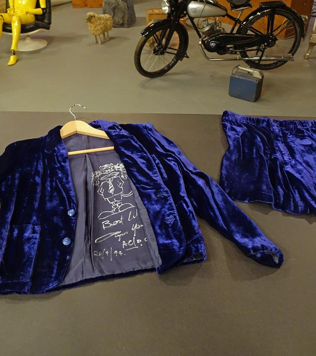 Ein Bühnenanzug von Angus Young aus dem Jahr 1994
