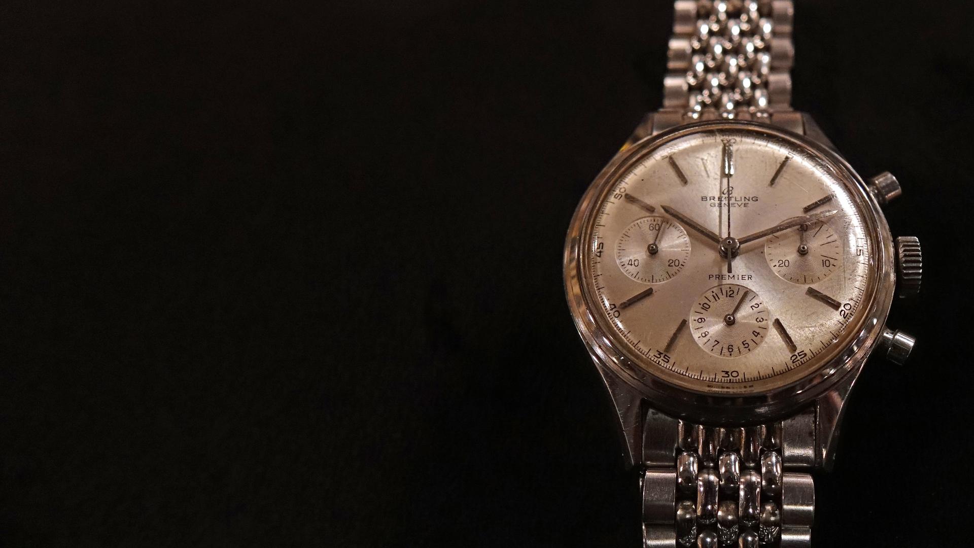 Eine silberne Herrenarmbanduhr von Breitling.