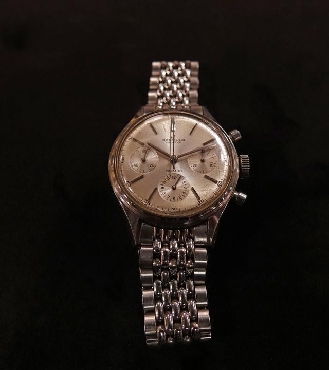 Eine silberne Herrenarmbanduhr von Breitling.