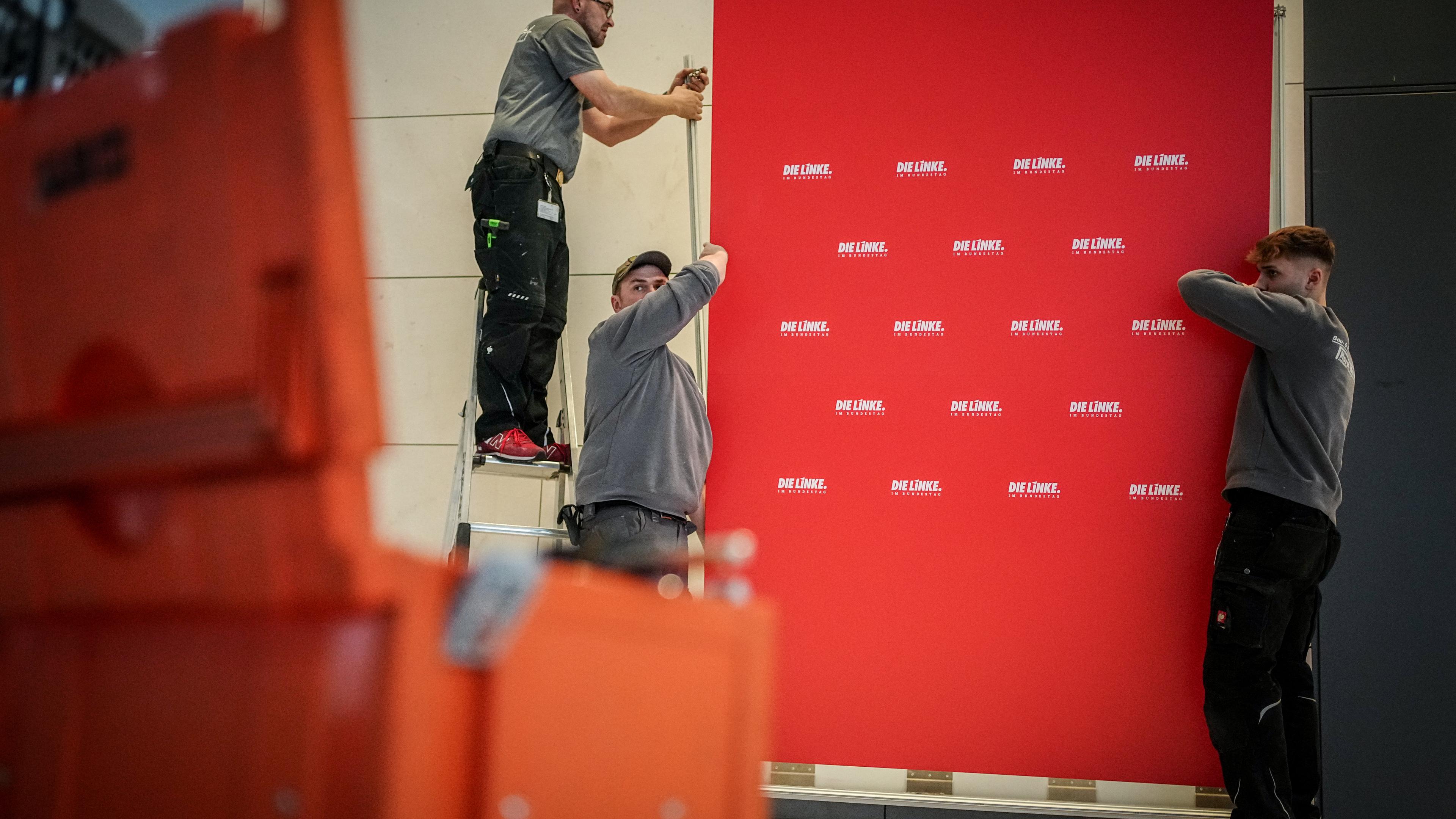 Helfer bauen Stellwand der Partei die Linke auf der Fraktionsebene im Bundestag ab. 