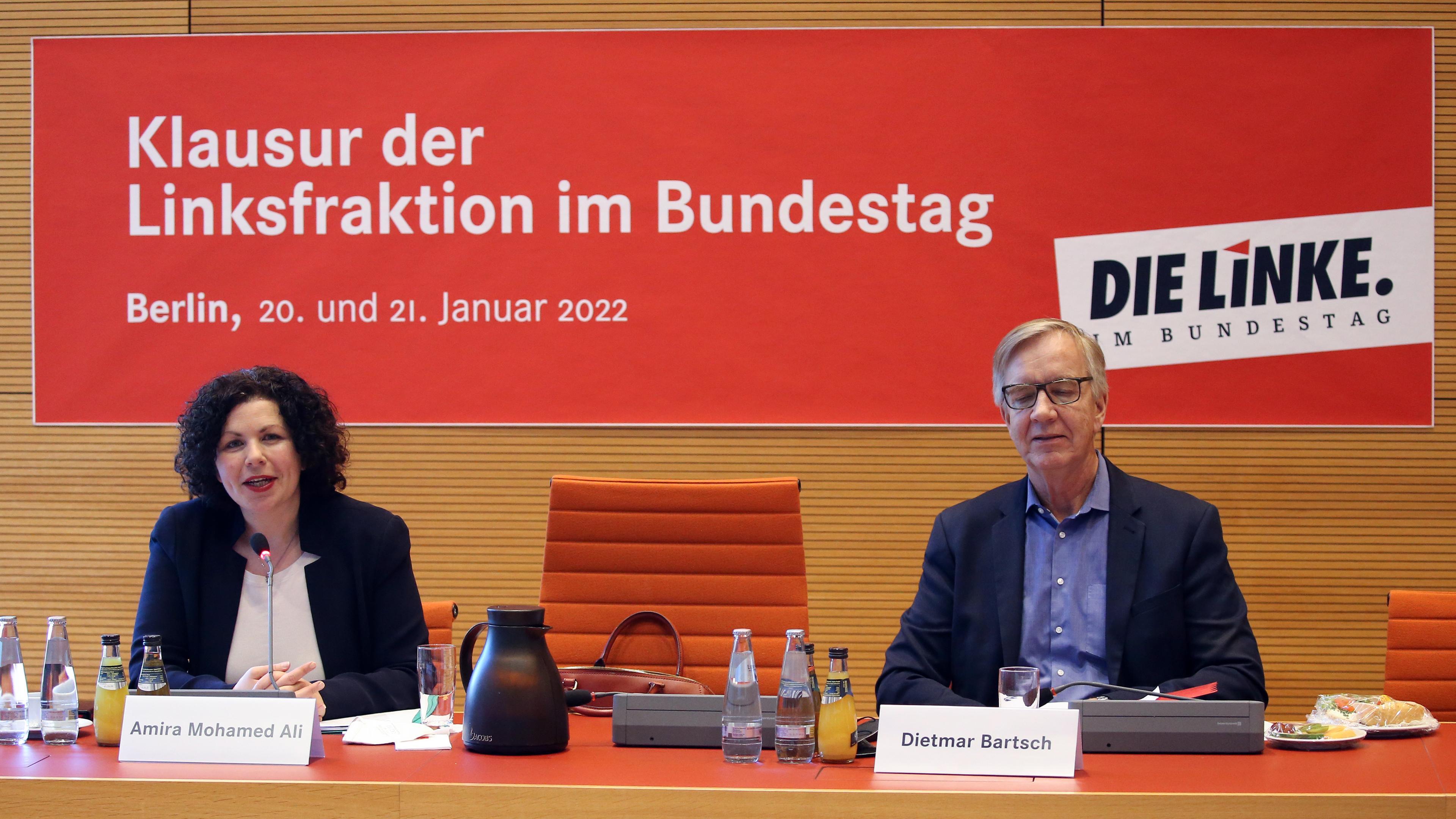 Dietmar Bartsch und Amira Mohamed Ali, beide Fraktionsvorsitzende der Partei Die Linke im Bundestag, eröffnen zum Abschluss der Jahresauftakt-Klausur der Bundestagsfraktion der Linken im Jakob-Kaiser-Haus die Sitzung. 