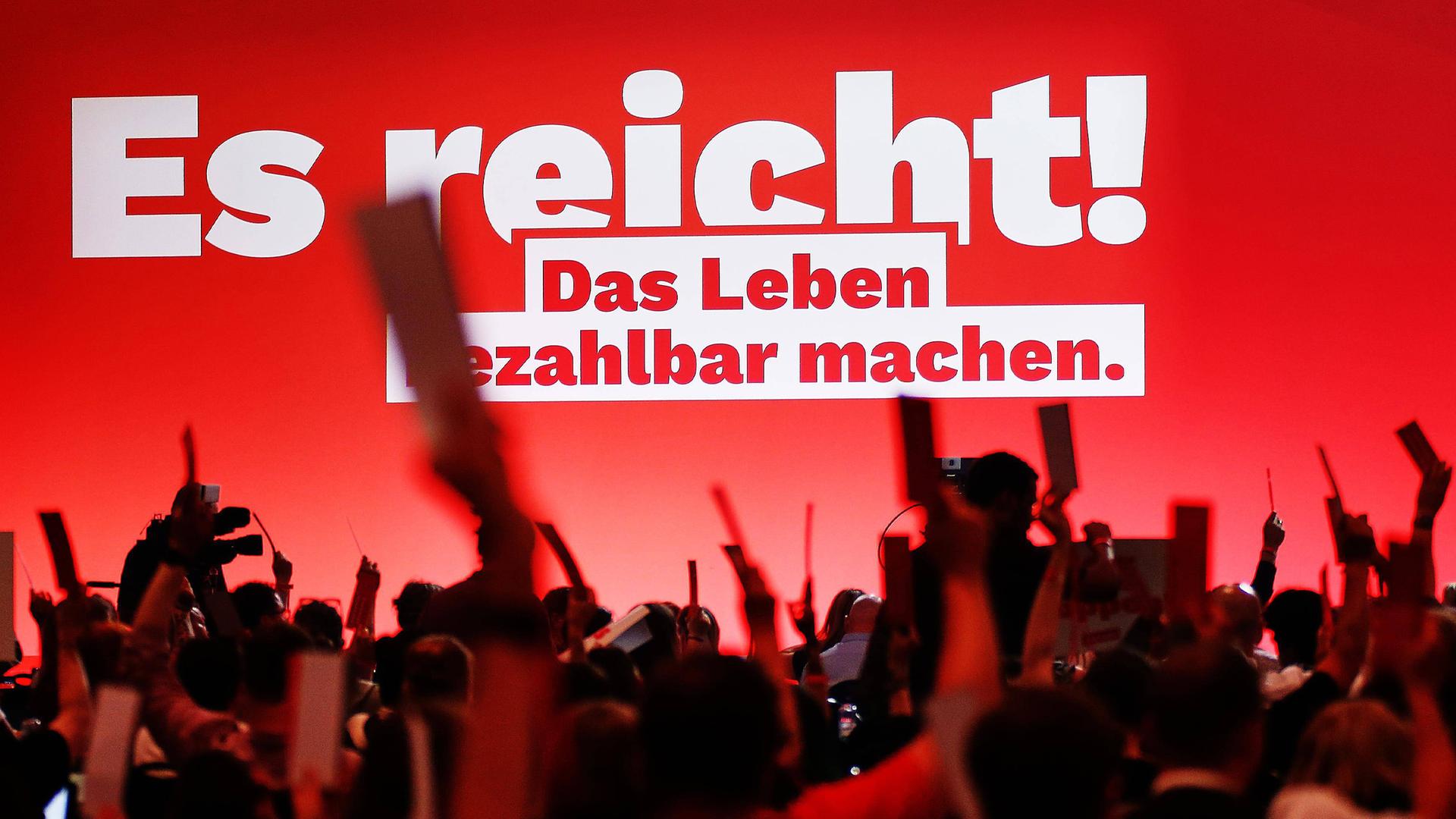 Delegierte der Partei Die Linke heben ihre Stimmkarten bei einer Abstimmung während des 10. Bundesparteitags in Potsdam am 19.06.2026.