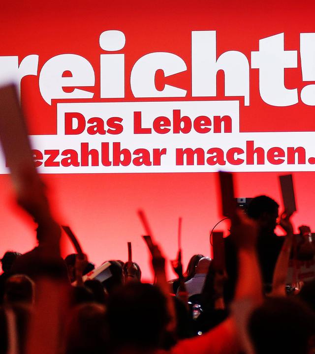 Delegierte der Partei Die Linke heben ihre Stimmkarten bei einer Abstimmung während des 10. Bundesparteitags in Potsdam am 19.06.2026.