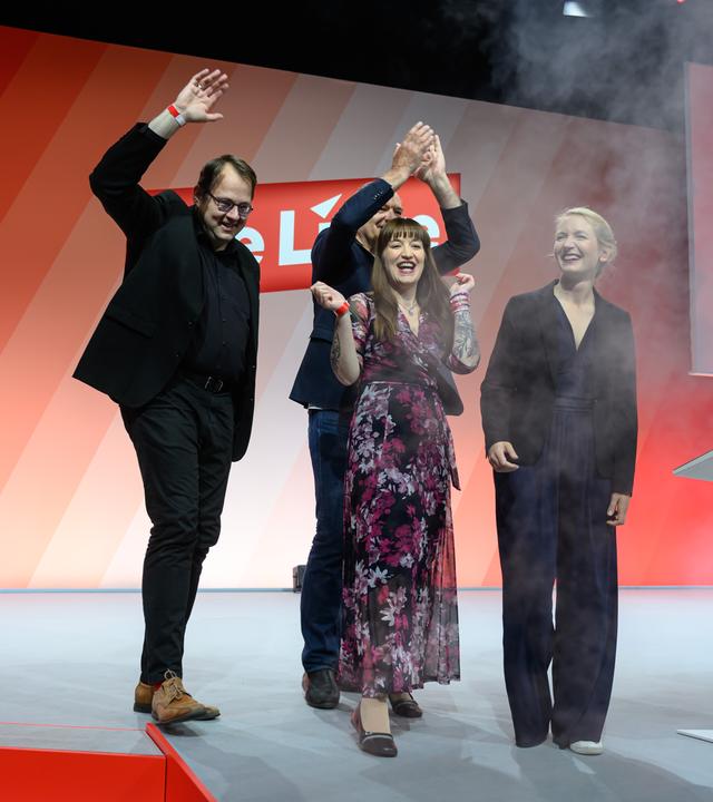Sören Pellmann (l-r), Fraktionsvorsitzender Die Linke im Bundestag, Jan van Aken, Parteivorsitzender Die Linke, Heidi Reichinnek, Fraktionsvorsitzende Die Linke im Bundestag, und Ines Schwerdtner, Parteivorsitzende Die Linke, stehen auf dem Bundesparteitag der Partei Die Linke in Chemnitz gemeinsam auf der Bühne.