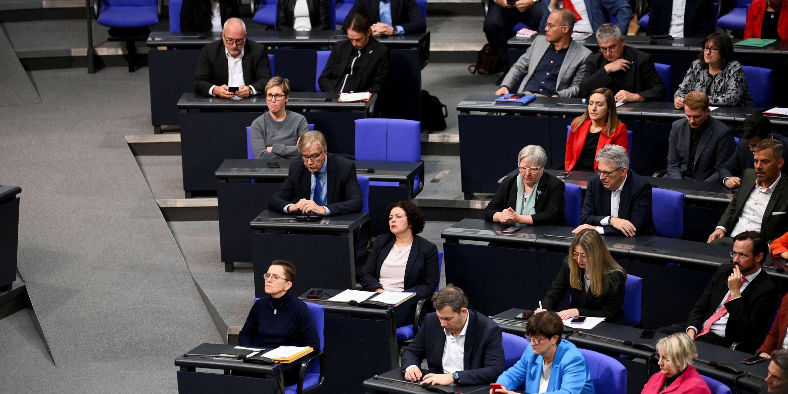 Mitglieder der Partei Die Linke nehmen am 19.10.2023 an einer Plenarsitzung des Bundestages in Berlin teil.