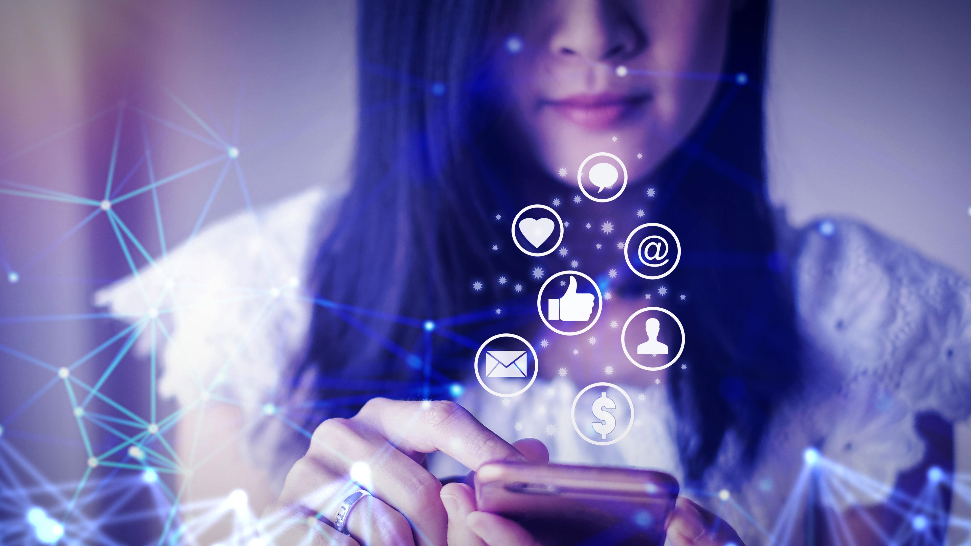 Montage: Eine junge Frau, die auf ihrem Smartphone tippt, verschiedene Social Media Symbole schweben darüber. Dazu leuchtende neuronale Linien vor einem blauen Hintergrund.