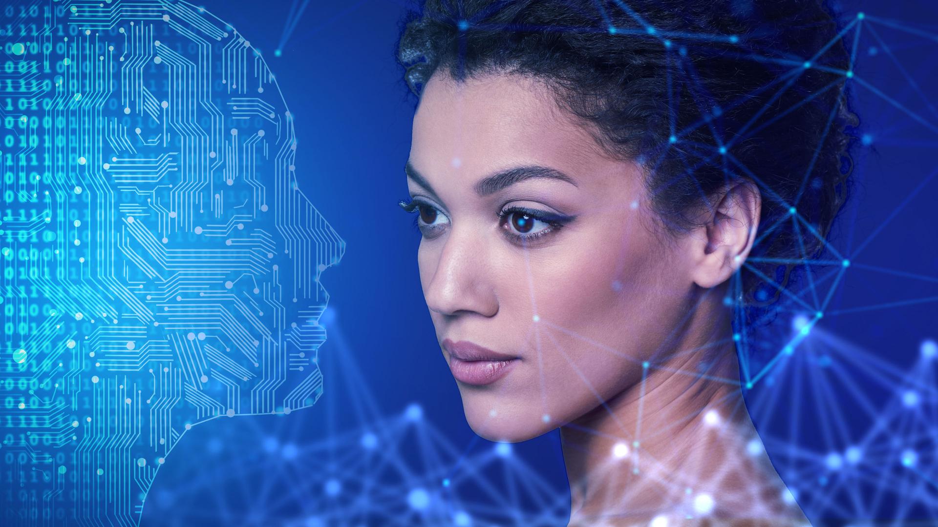 Montage: Rechts eine Frau im Halbprofil, die ausdruckslos vor sich blickt. Links ein Kopf aus Computerschaltkreisen und Binärcodes. Dazu leuchtende neuronale Linien vor einem blauen Hintergrund.