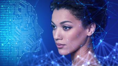 Montage: Rechts eine Frau im Halbprofil, die ausdruckslos vor sich blickt. Links ein Kopf aus Computerschaltkreisen und Binärcodes. Dazu leuchtende neuronale Linien vor einem blauen Hintergrund.