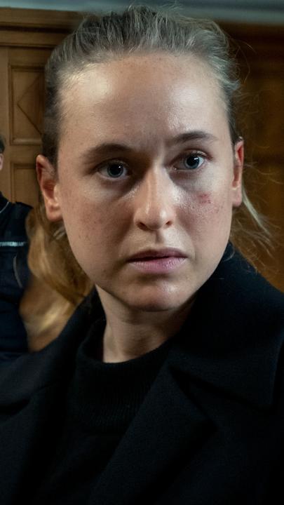 Doreen (Nurit Hirschfeld, r.) wird im Zeugenstand befragt. Annabelle (Natalia Wörner) sitzt im Hintergrund.