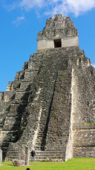 "Die Machtzentren der Maya: Tikal": Ein einzelner Mensch vor einer Stufenpyramide.