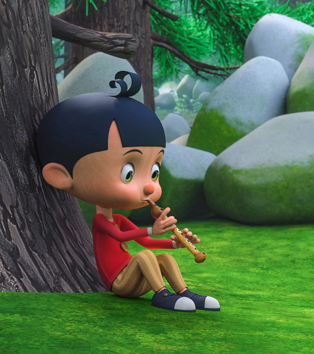 Pinocchio sitzt auf dem Boden an einen Baum gelehnt und spielt auf einer Flöte.