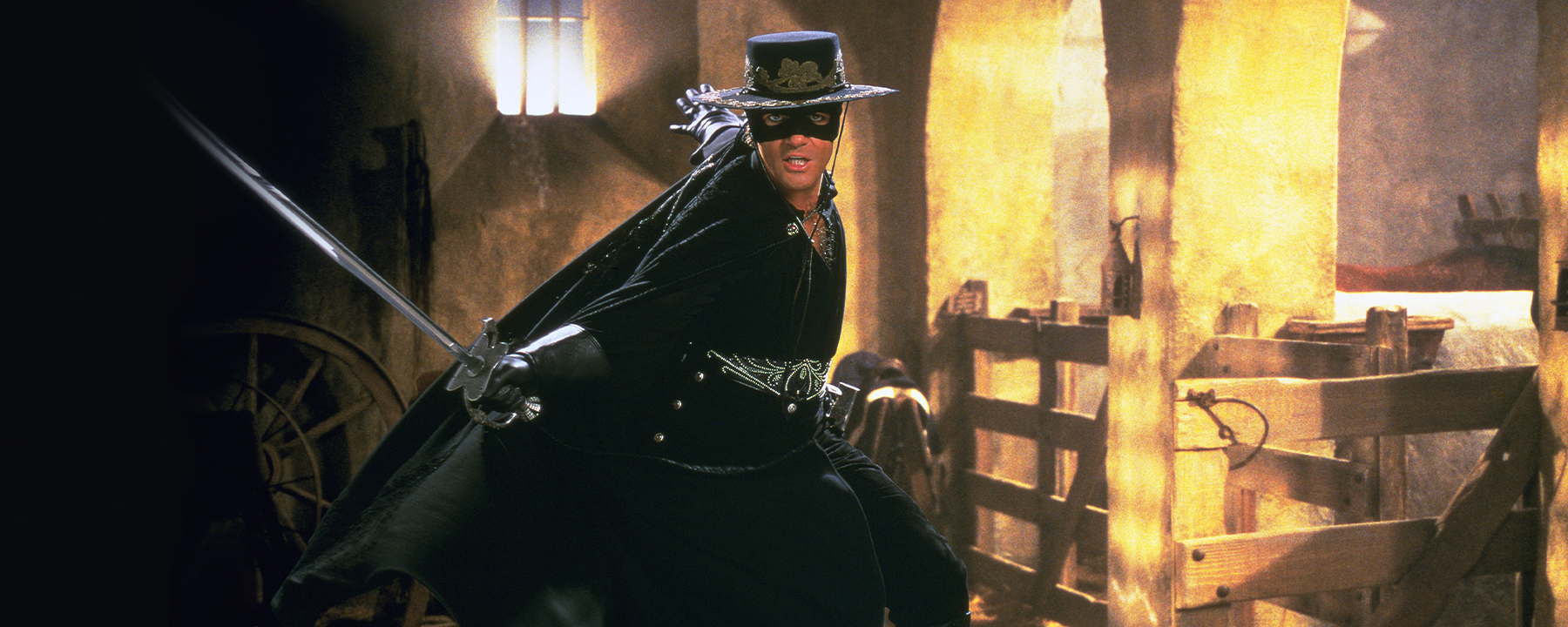 "Die Maske des Zorro": Alejandro Murrieta (Antonio Banderas) ist mit Gewand, Hut und Augenbinde als Zorro in Aktion