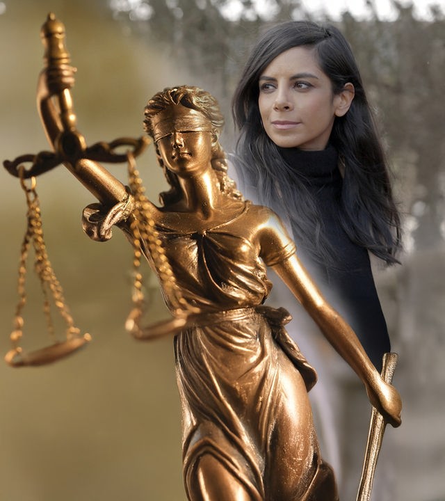 Collage. Rechts: Moderatorin Collien Ulmen-Fernandes, links im Vordergrund sieht man die Justitia-Figur.
